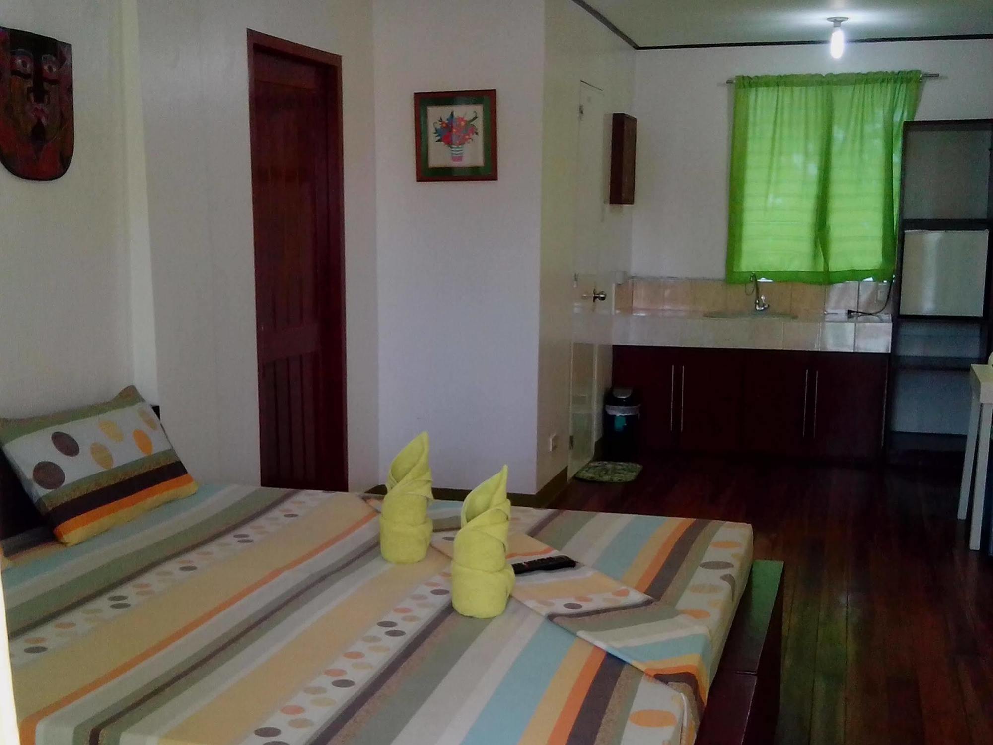 Reddoorz Plus @ Secret Garden Boracay Balabag  المظهر الخارجي الصورة